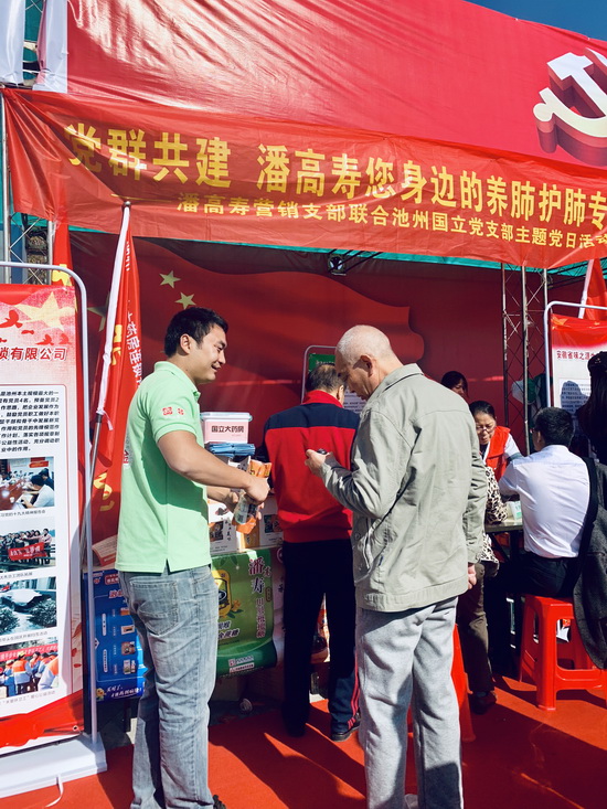 現(xiàn)場(chǎng)前來(lái)咨詢的市民.jpg