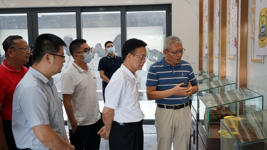 產品展廳參觀.jpg