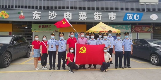 酷熱送清涼 心系群眾沁人心——白云山潘高壽職能三支部關(guān)懷慰問(wèn)農(nóng)貿(mào)市場(chǎng)一線(xiàn)工作人員.jpg 酷熱送清涼 心系群眾沁人心——白云山潘高壽職能三支部關(guān)懷慰問(wèn)農(nóng)貿(mào)市場(chǎng)一線(xiàn)工作人員.jpg